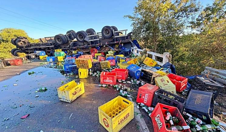 Carreta com carga de cerveja tomba após colisão na BR-316 em Francisco Macedo