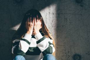 Estudo aponta fatores que aumentam risco de tentativa de suicídio entre jovens