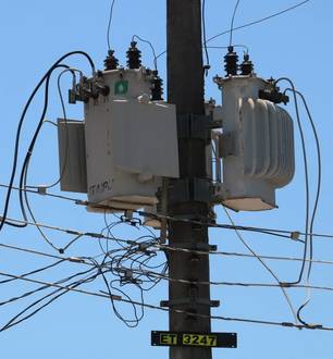 Projeto aprovado em comissão amplia contratação de usinas e pode elevar custos da energia elétrica.