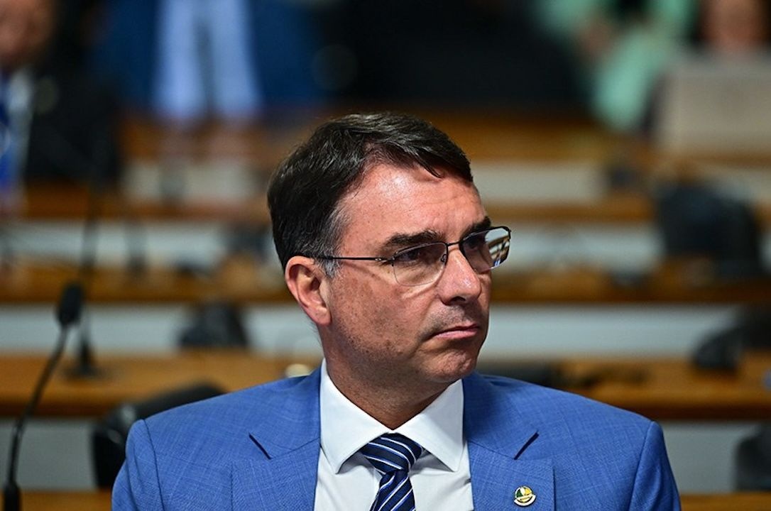 PT prepara ação na Justiça Eleitoral após declarações de Flávio Bolsonaro sobre as urnas eletrônicas.