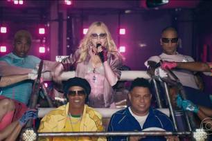 Ronaldo Fenômeno e Ronaldinho Gaúcho participaram do show de Madonna durante o intervalo da final da Copa do Mundo