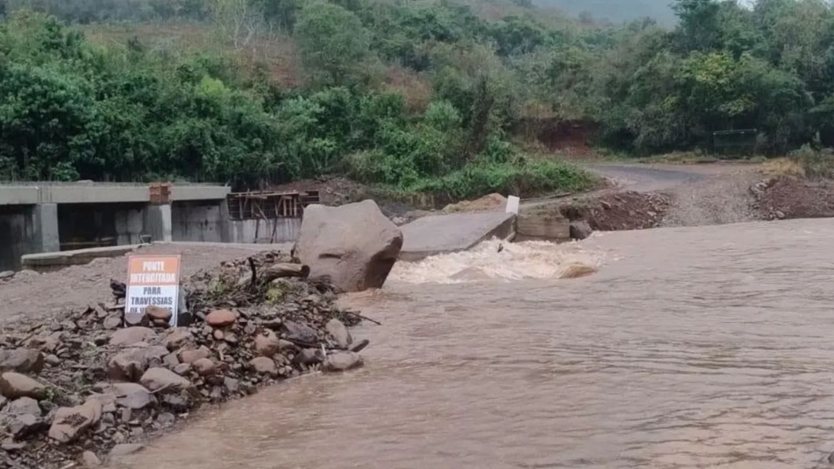 Temporais mantêm rios em elevação e ampliam áreas afetadas no Rio Grande do Sul.