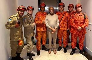 Bombeiros resgatam Gilberto Gil de elevador de prédio (Foto: Reprodução)