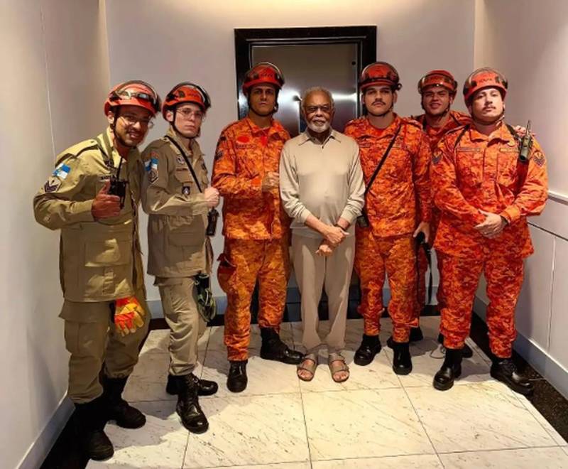 Gilberto Gil é resgatado de elevador por bombeiros no Rio