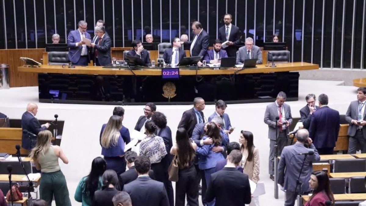 Câmara aprovou projeto que permite descontar aluguel diretamente do salário.