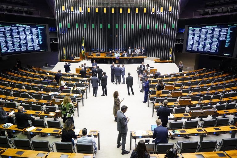 Câmara terá menos candidaturas em 2026, segundo registros apresentados ao TSE.
