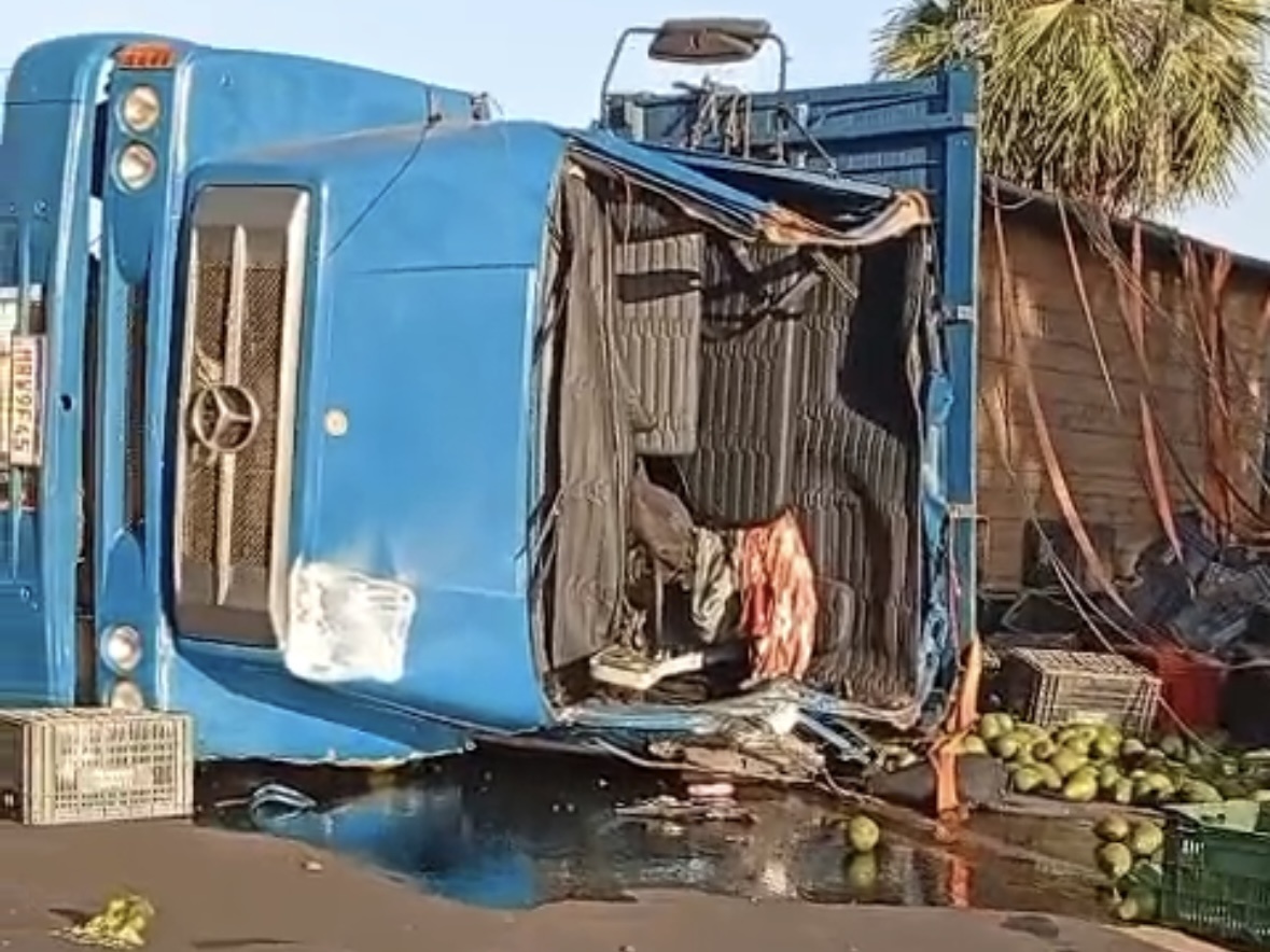 Caminhão carregado de abacates tomba na BR-343