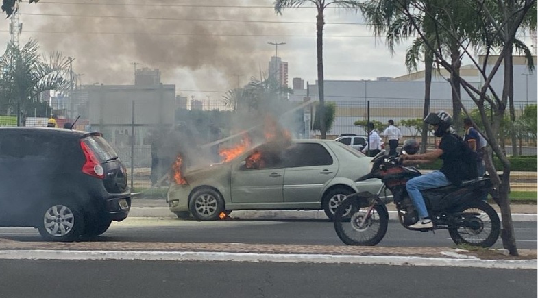 Carro pegando fogo em frente ao Teresina Shopping