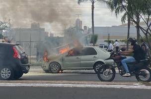 Carro pegando fogo em frente ao Teresina Shopping (Foto: Reprodução)