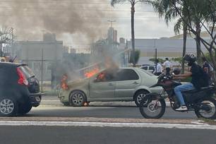 Carro pegando fogo em frente ao Teresina Shopping (Foto: Reprodução)