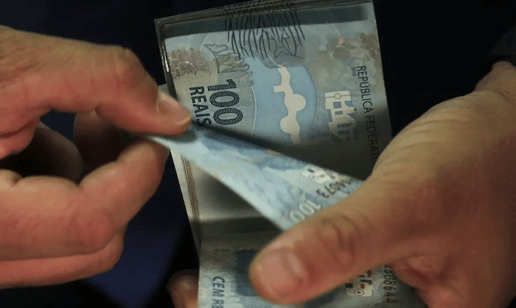 Cesta básica pode consumir mais da metade do salário mínimo projetado em algumas capitais.