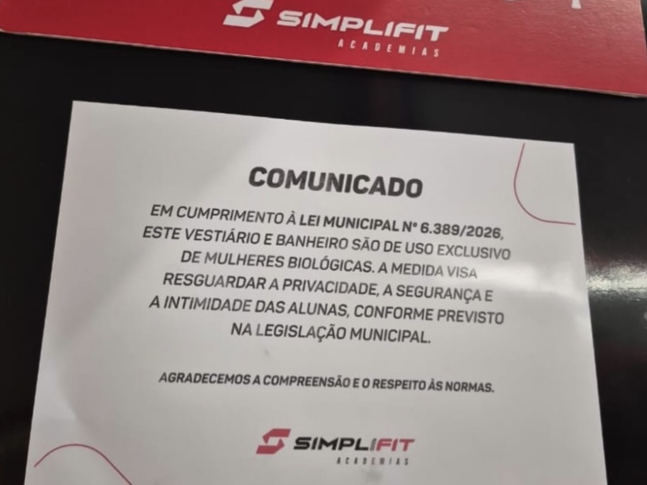 Comunicado fixado na entrada do banheiro feminino da academia SimpliFit