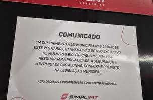 Comunicado fixado na entrada do banheiro feminino da academia SimpliFit (Foto: Reprodução)