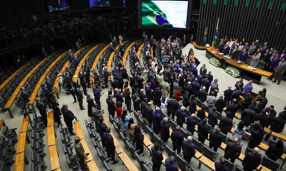 Congresso retoma votações em semana de esforço concentrado.
