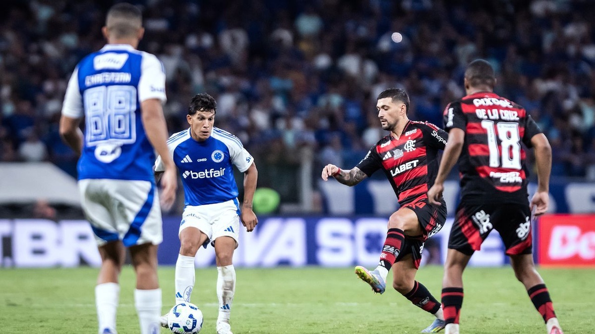 Cruzeiro e Flamengo se enfrentam neste sábado pelo Campeonato Brasileiro.