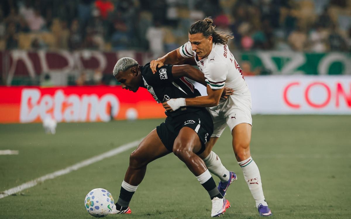 Cuiabano e Canobbio em ação no jogo de ida entre Vasco e Fluminense, no Maracanã