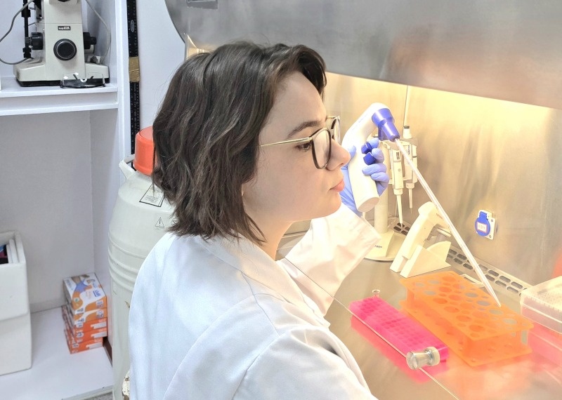 Débora Santos Rocha (IQ-USP) em trabalho de laboratório