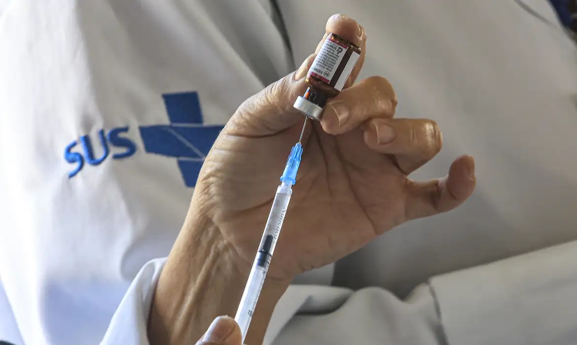Dia D de vacinação ocorre neste sábado (22) para atualizar a caderneta de crianças e adolescentes.