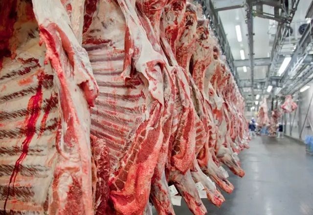 Donald Trump anunciou medida temporária para ampliar oferta de carne nos EUA