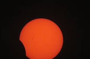 Eclipse lunar parcial deixa quase todo o disco da Lua encoberto pela sombra terrestre. (Foto: Reprodução)
