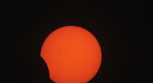 Eclipse lunar parcial deixa quase todo o disco da Lua encoberto pela sombra terrestre.