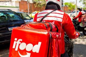 Entregador circula com mochila do iFood durante serviço de entrega. (Foto: Reprodução)