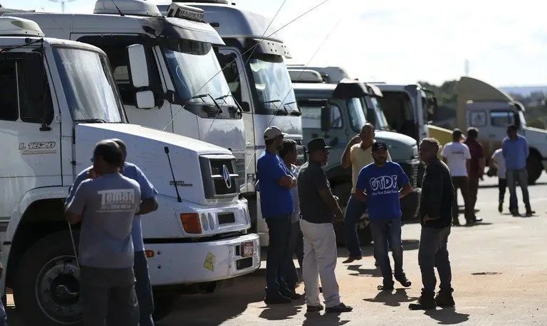 Escassez de motoristas preocupa transportadoras e pode pressionar o custo dos fretes.