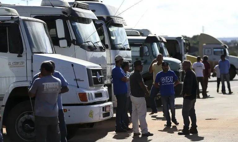 Falta de caminhoneiros ameaça frete e logística no Brasil