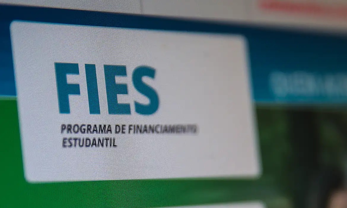 Estudantes têm até segunda-feira (31) para renegociar dívidas do Fies pelo Desenrola Fies 2026.