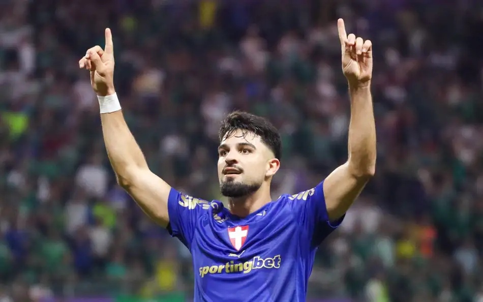 Flaco López marcou duas vezes na vitória do Palmeiras sobre o Santos.