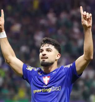 Flaco López marcou duas vezes na vitória do Palmeiras sobre o Santos.