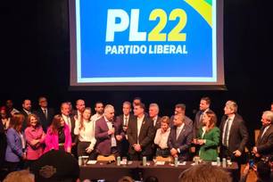 Flávio Bolsonaro anuncia o deputado Alfredo Gaspar como candidato a vice-presidente em chapa formada exclusivamente pelo PL.