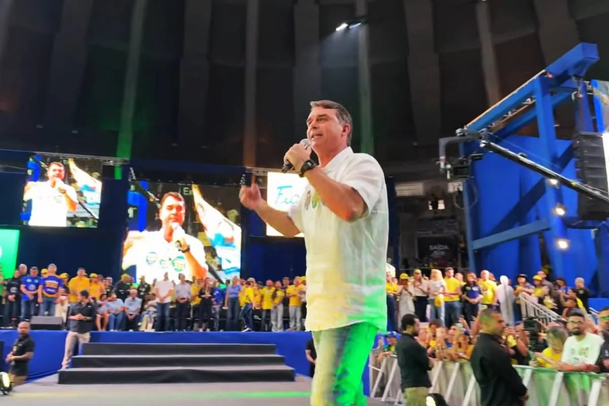 Flávio Bolsonaro discursa sobre propostas do seu governo