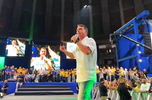 Flávio Bolsonaro discursa sobre propostas do seu governo (Foto: Reprodução)