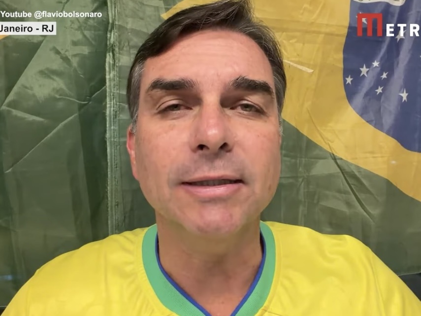 Flávio Bolsonaro diz que recebeu “manto de Bolsonaro”
