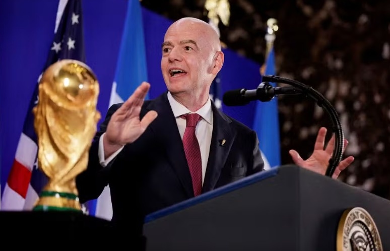 Gianni Infantino enfrenta resistência da Uefa após proposta envolvendo direitos comerciais da Fifa.