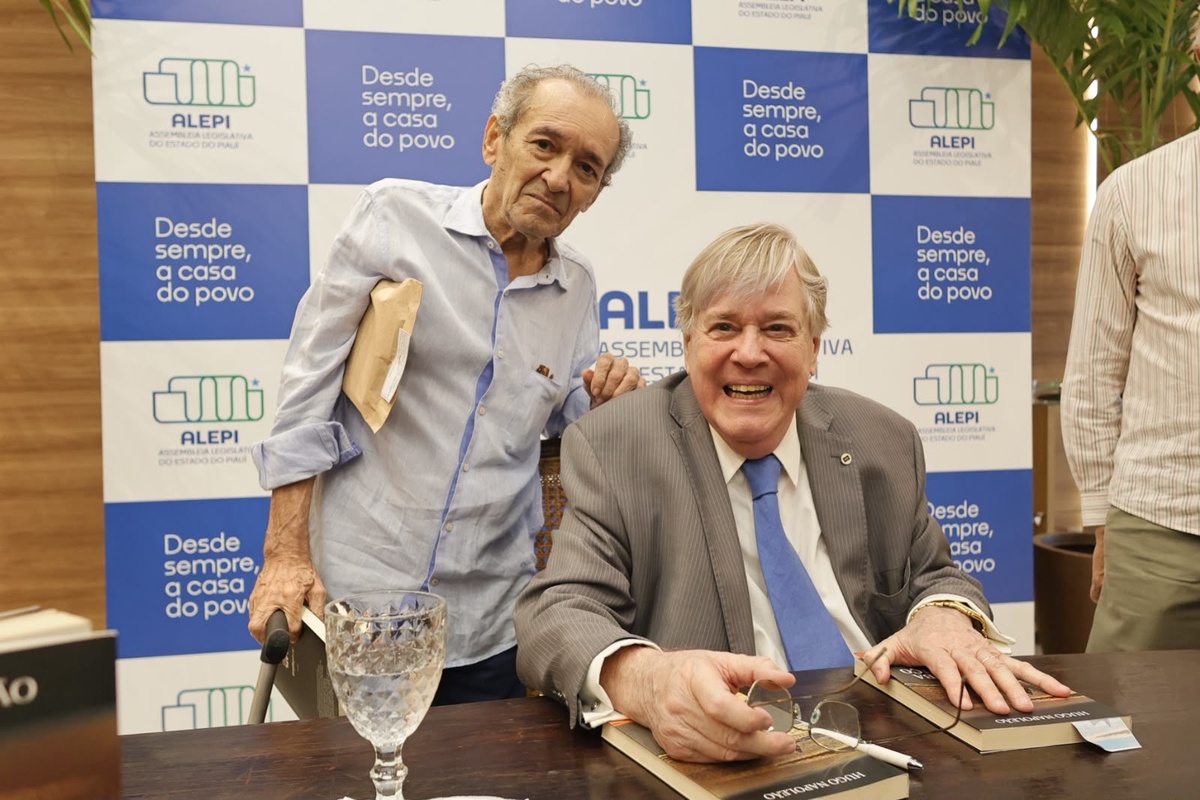 Hugo Napoleão autografa do seu livro para o jornalista Arimateia Azevedo