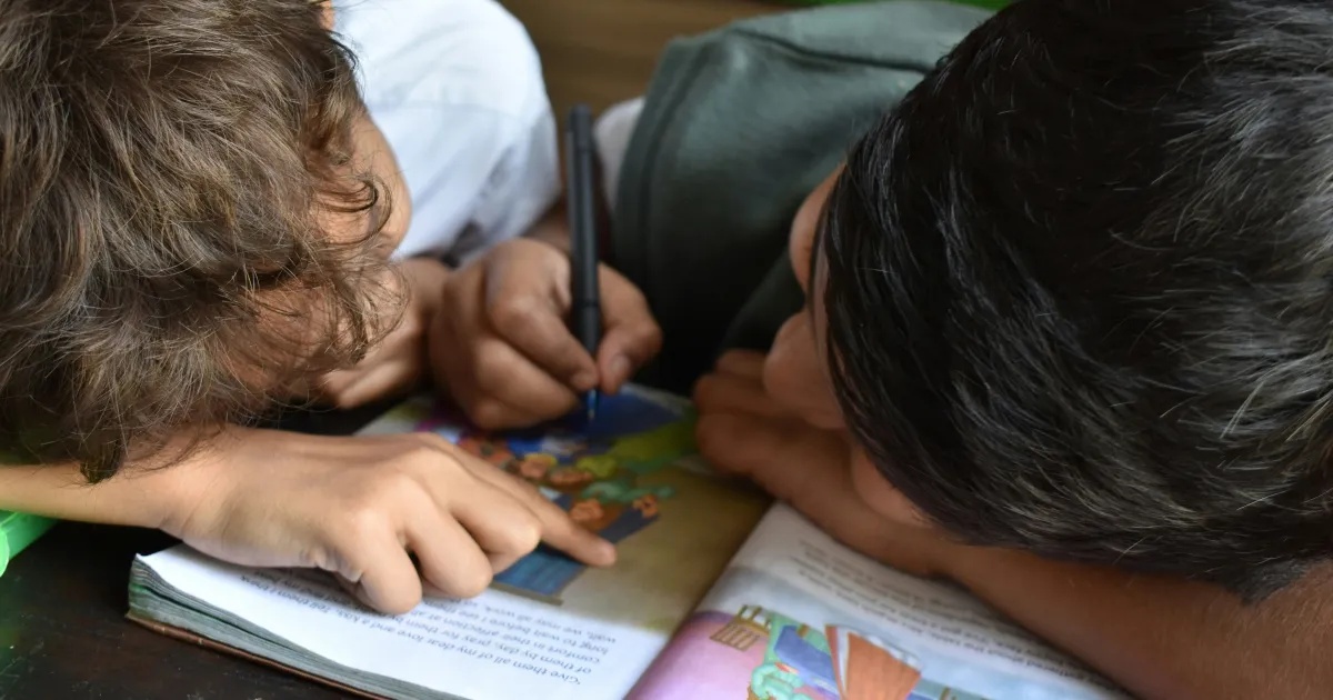 Indicador de atraso escolar recuou em todas as regiões brasileiras, segundo o Unicef.