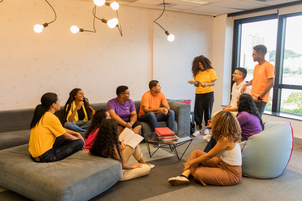 Jovens poderão fazer capacitação profissional e curso de inglês gratuitamente.