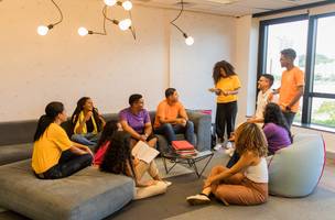 Jovens poderão fazer capacitação profissional e curso de inglês gratuitamente. (Foto: Reprodução)