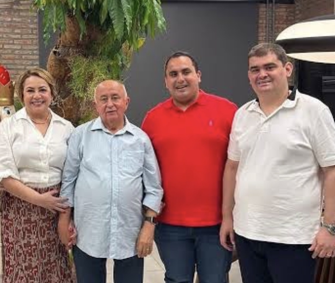 Júlio César: antes só era ele. Gostou, botou a mulher Jussara. Gostou mais ainda: agora são dois filhos, Georgiano e Julim