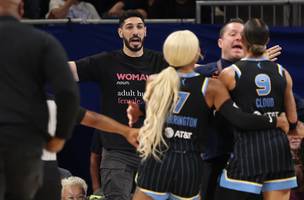 Kanter Freedom invadiu a quadra para discutir com Natasha Cloud (Foto: Getty Images)