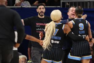 Kanter Freedom invadiu a quadra para discutir com Natasha Cloud
