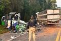 Acidente entre micro-ônibus e carreta deixa 22 mortos no Paraná