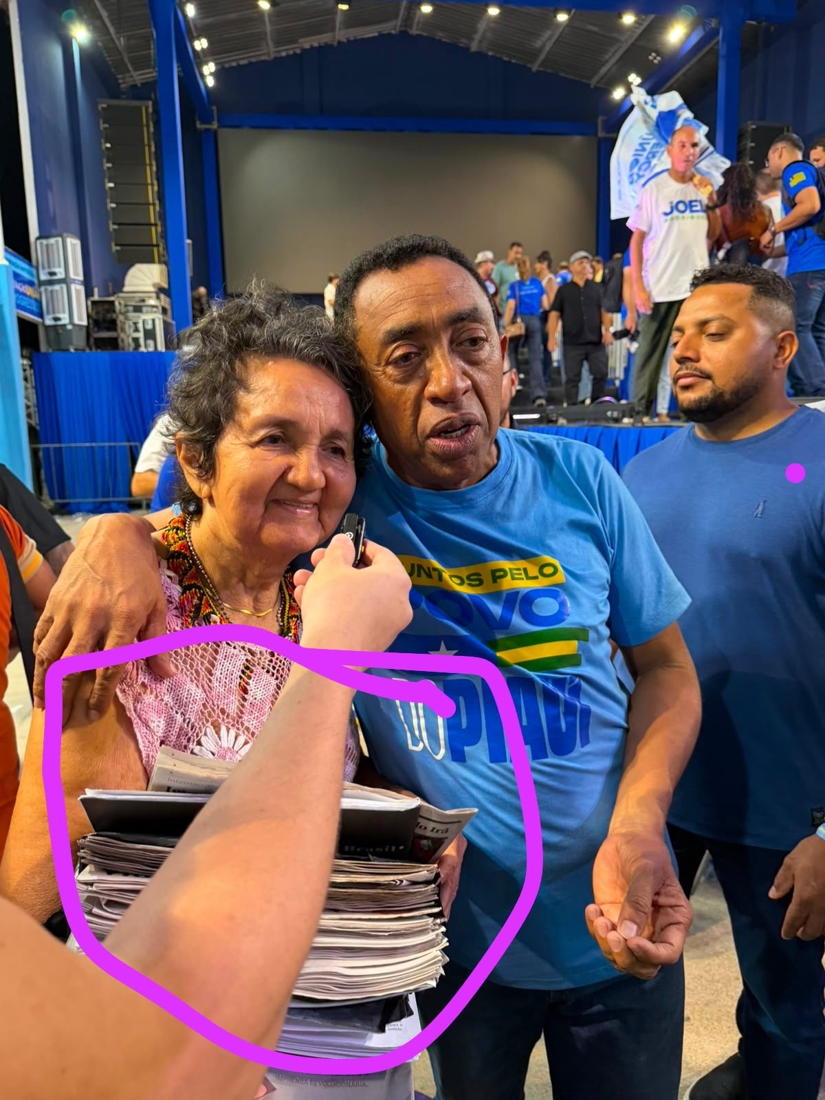 Lurdes Melo toda risonha foi vender os jornais comunistas na convenção do PP. Joel comprou todos. Aliada ela não está.