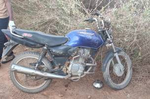 Motocicleta da vítima (Foto: PM-PI)