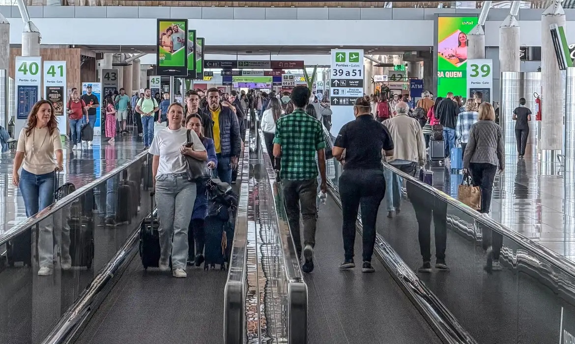 Movimento de passageiros nos aeroportos brasileiros bateu recorde no primeiro semestre de 2026.
