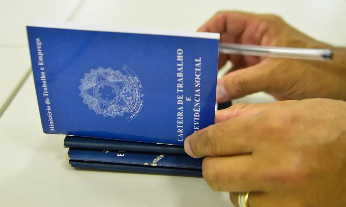 Mulheres seguem com rendimento inferior ao dos homens no mercado de trabalho brasileiro.