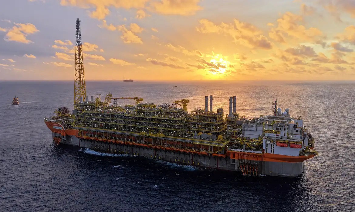 Navio plataforma da Petrobras