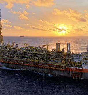 Navio plataforma da Petrobras